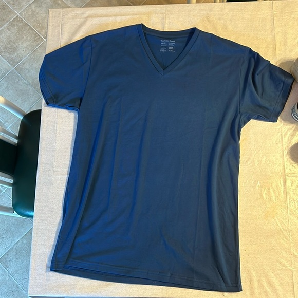 Navy Fresh clean Threads v neck tshirt new - Picture 1 of 2